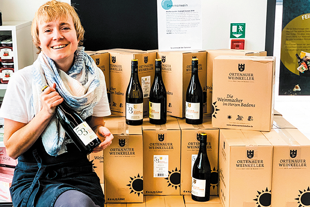 Anna präsentiert den Ortenauer Wein