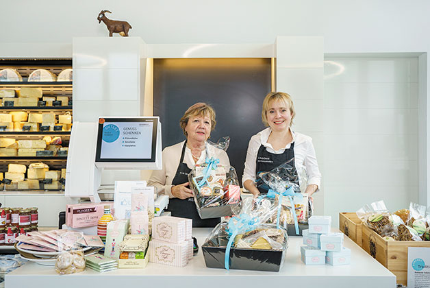 Anna und Rosi präsentieren einen Geschenkkorb