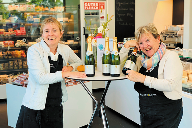 Rosi und Anna mit Schaumwein