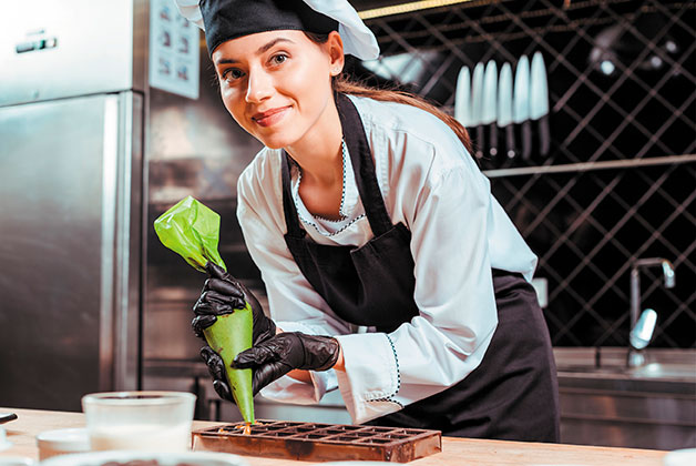 Ein Chocolatier stellt Pralinen her