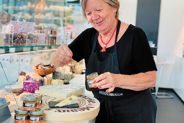 Rosi beträufelt den Brie Käse mit Trüffelhonig