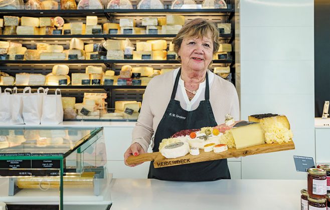 Rosi hält eine Käseplatte in der Hand