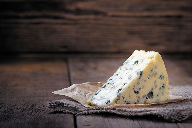 Ein leckeres Stück Blauschimmelkäse in Keilform angerichtet