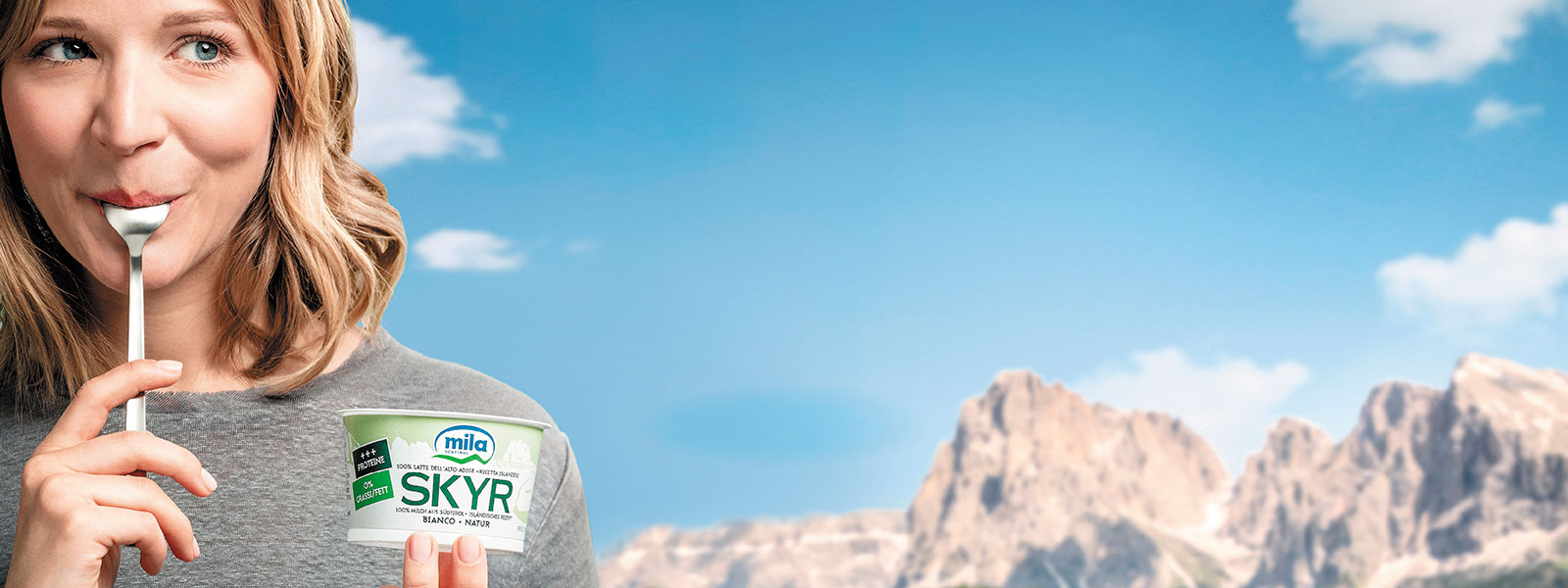 Eine Frau isst Skyr Natur in Südtirol