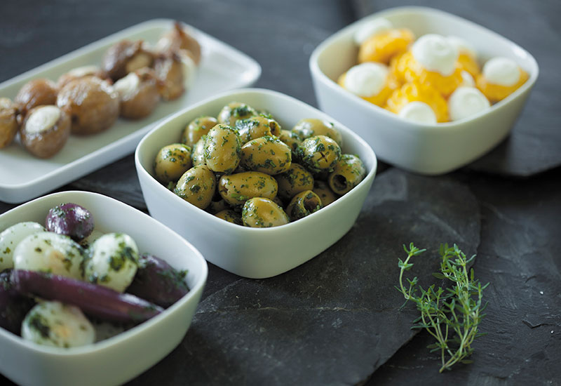 Eine gemischte Antipasti Platte mit Oliven, gefüllten Peperoni und gefüllten Kürbissen
