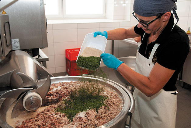 Annette Jacob steht am Kutter und produziert Leberpasteten