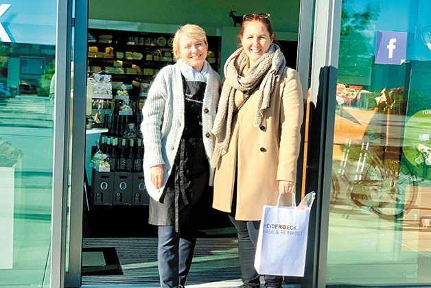 Bild von Anna und Mercedes im Heiderbeck Feinkost Outlet beim Einkauf von Mercedes für die Sendung Das Perfekte Dinner
